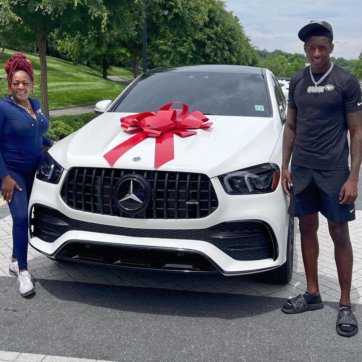 iamSauceGardner's tweet photo. Ma, I appreciate you for raising a great man. And thank you God for allowing me to make this happen. Love you both💙 https://t.co/DxpJxXY4c3