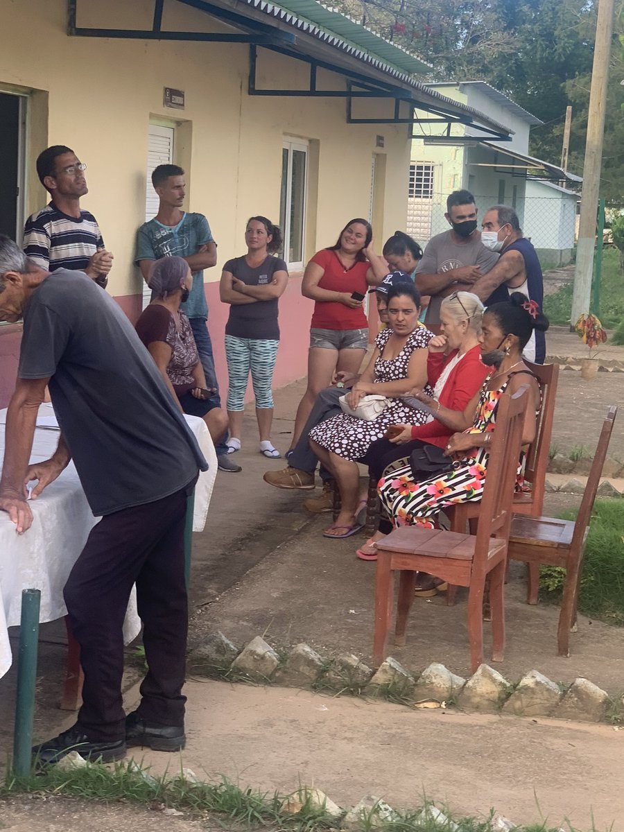 hospchamberysc's tweet photo. Visita de funcionarios de la dirección nacional y provincial  de los CDR  proceso de revitalización y fortalecimiento en el la zona 5 del municipio remedios. #CDRCuba #CDRVillaClara #Cuba #VillaClara https://t.co/2j7XasNoDW