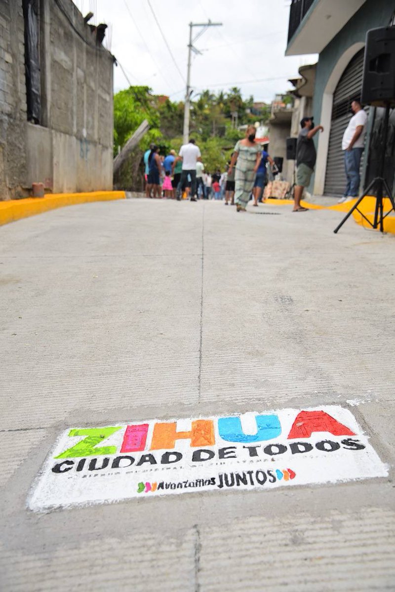 jorgexsa's tweet photo. Inauguramos la calle Helechos en la colonia IMA la cual tiene un significado muy especial para mi. Ahora mi amiga Rosita podrá transitar con mayor seguridad y no pondrá en riesgo su integridad como le llegó a pasar en un par de veces al no contar con la infraestructura adecuada. https://t.co/pKtAfTA51b