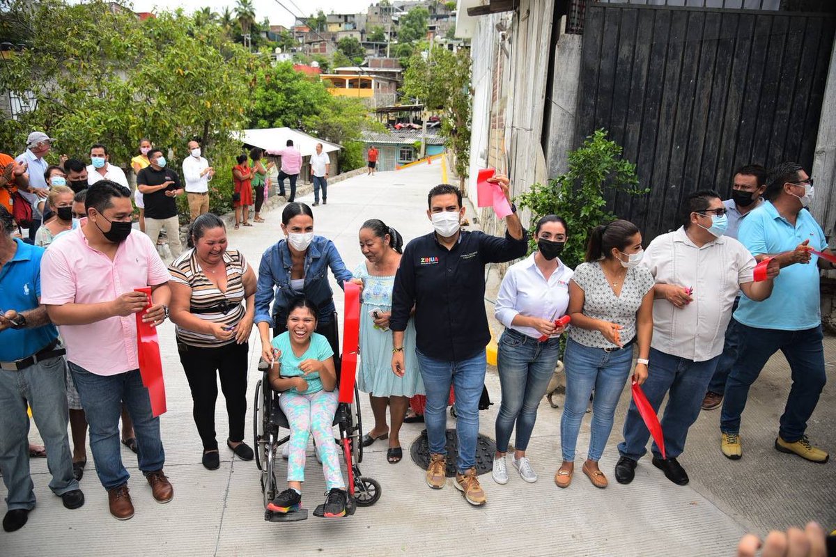 jorgexsa's tweet photo. Inauguramos la calle Helechos en la colonia IMA la cual tiene un significado muy especial para mi. Ahora mi amiga Rosita podrá transitar con mayor seguridad y no pondrá en riesgo su integridad como le llegó a pasar en un par de veces al no contar con la infraestructura adecuada. https://t.co/pKtAfTA51b