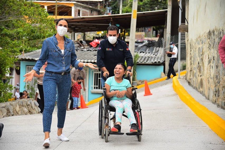 jorgexsa's tweet photo. Inauguramos la calle Helechos en la colonia IMA la cual tiene un significado muy especial para mi. Ahora mi amiga Rosita podrá transitar con mayor seguridad y no pondrá en riesgo su integridad como le llegó a pasar en un par de veces al no contar con la infraestructura adecuada. https://t.co/pKtAfTA51b