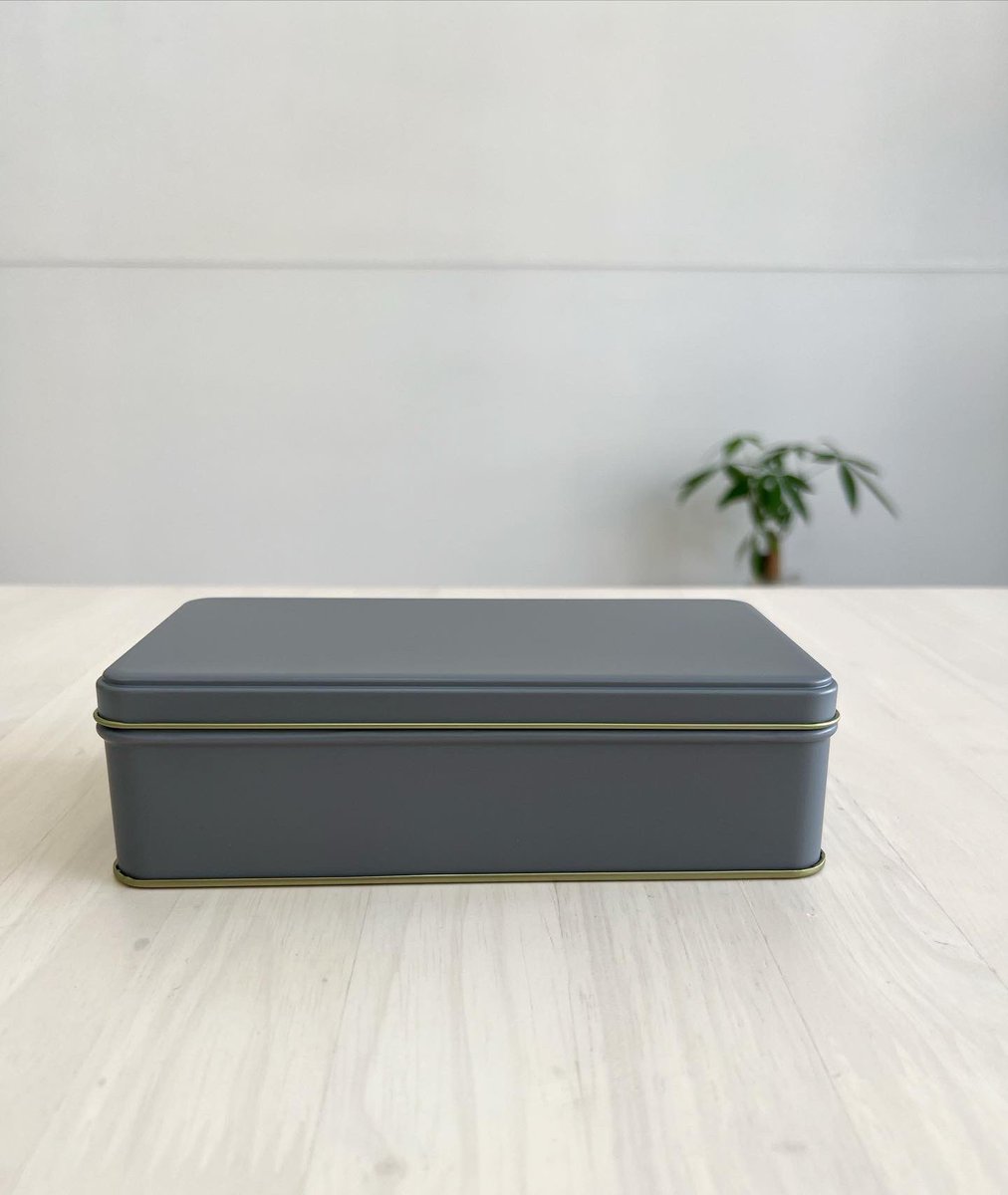 cancanworker929's tweet photo. 本日も新しい長方形缶のご案内です。
・
サイズ:91×179×49mm
カラー:マットグレー
最小ロット:無地缶1缶〜/印刷あり150缶〜
付属品:3又は4等分の仕切り、その上のグラシン紙
別途専用グラシンあり
・
お問い合わせ等お待ちしております😊

#グレー缶 https://t.co/DwOH21KpXn