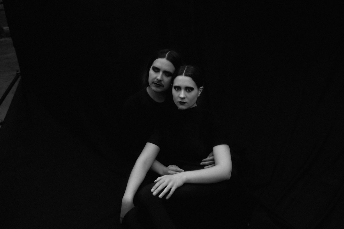 Feliz invierno y feliz aniversario a nosotres porque 2 años de ‘Sin Salida’ 😌🖤🧊 Les gustaría escuchar nuevas canciones? 👀👀