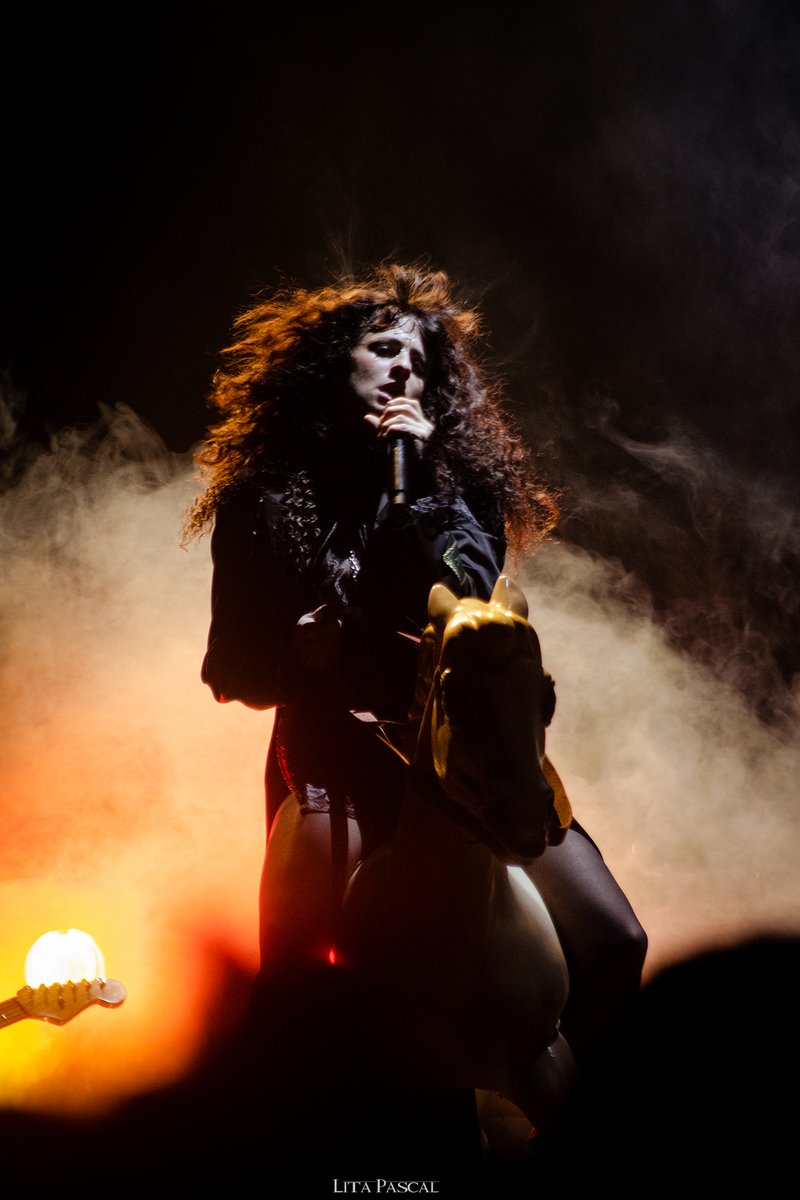 litapascal_'s tweet image. Realmente ha sido medio un sueño sacarle fotos a @MarilinaBrtoldi en el Luna Park, lugar en el que nunca había sacado fotos. Por ende, debut de ella y el mío. Hace 10 años que saco fotos en recitales y la verdad agradecida a la vida por cada oportunidad por vivir éste momento ✨