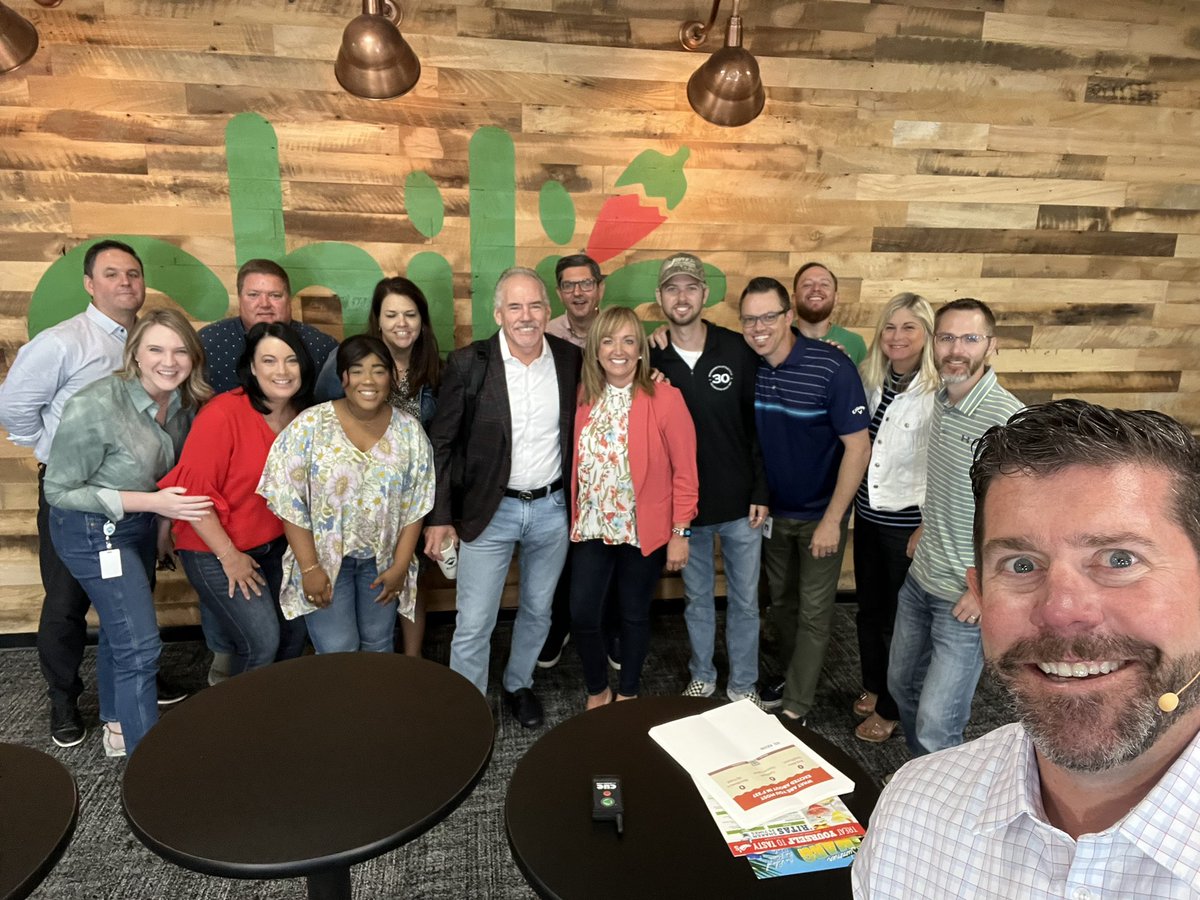dougcomings's tweet photo. The end of an era and the beginning of a new one! 🌶🌻🌻🌻🌶
@wymanroberts @kdhochman https://t.co/rtZsA1XQpk