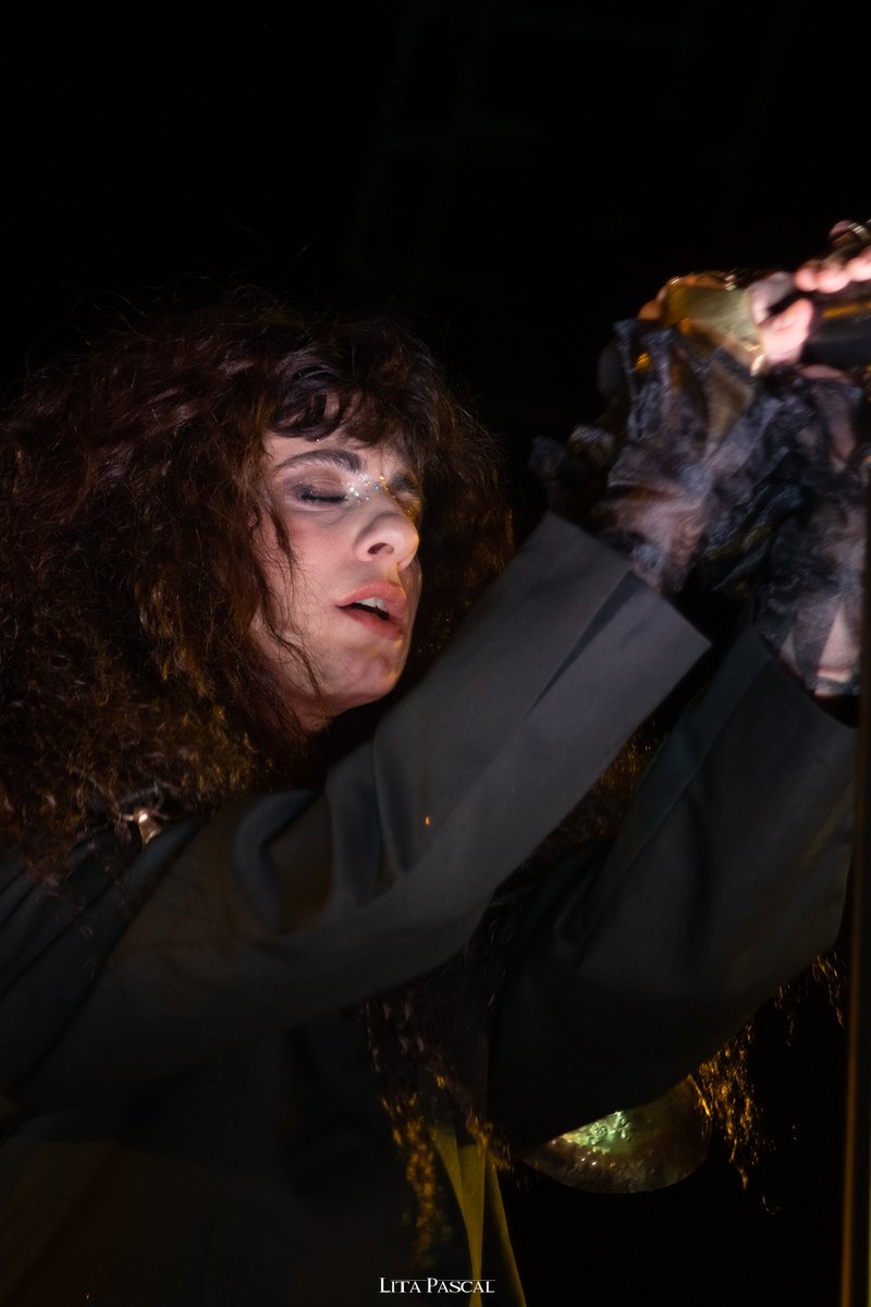 litapascal_'s tweet image. Realmente ha sido medio un sueño sacarle fotos a @MarilinaBrtoldi en el Luna Park, lugar en el que nunca había sacado fotos. Por ende, debut de ella y el mío. Hace 10 años que saco fotos en recitales y la verdad agradecida a la vida por cada oportunidad por vivir éste momento ✨