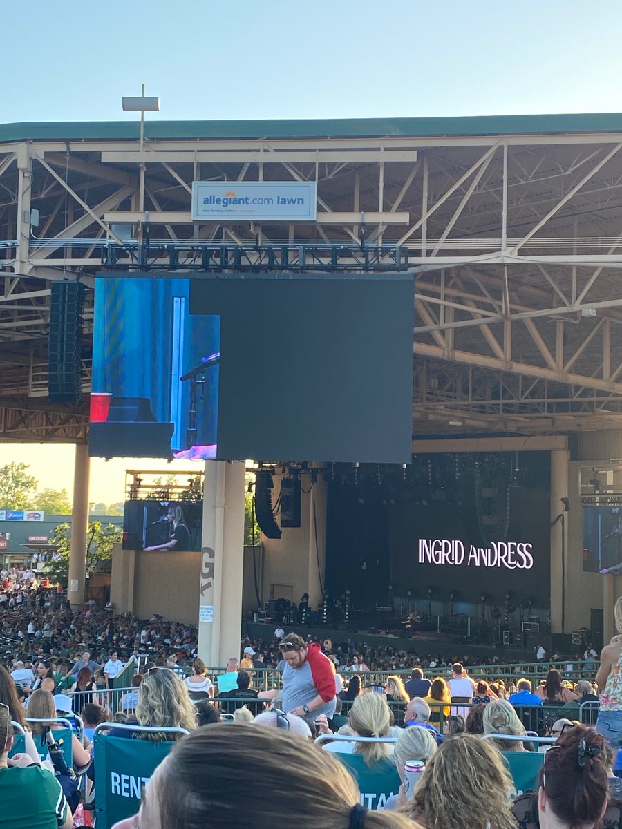 way2gorandi's tweet photo. @ruoffmusicenter fix your screen before @StevieNicks goes on!! https://t.co/sPWDqpLBE8