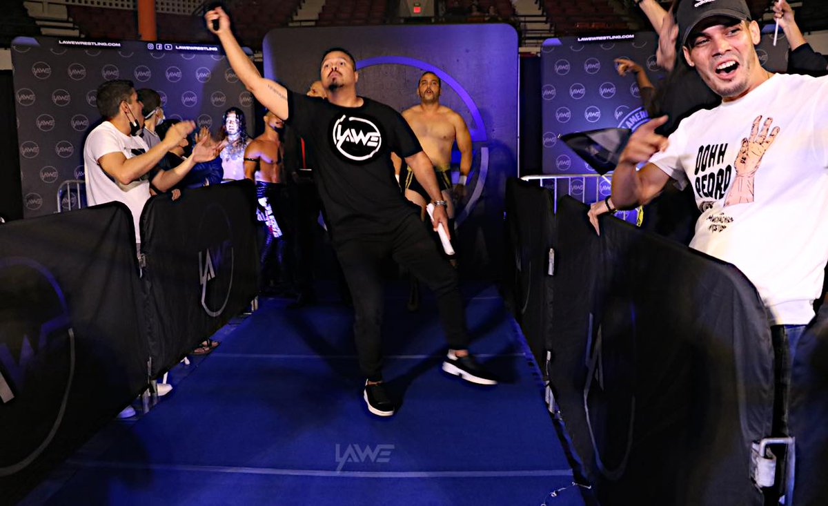 LAWEWRESTLING's tweet photo. ¡SE SIENTE LA PRESENCIA!
#ElPresidente @WWEEpico &amp; #CPR llegaban a ADRENALINA ¡EN VIVO! donde atendían el reclamo de “El Rey” @el_sensacional ante la fanaticada de Humacao. Pero la situación parecía ser muy tensa desde su entrada hacía el cuadrilátero.
#LAWEWRESTLING https://t.co/bdSGUUuPSu