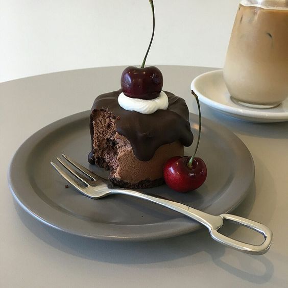 PhantomCoffe's tweet photo. 👒 ⟨ Combo Nina ⟩

• Bolinho de chocolate com amora
• biscoitos de peixinhos
• café gelado com doce de leite e caramelo
• espelho de mão! https://t.co/WgnWtMwHS6