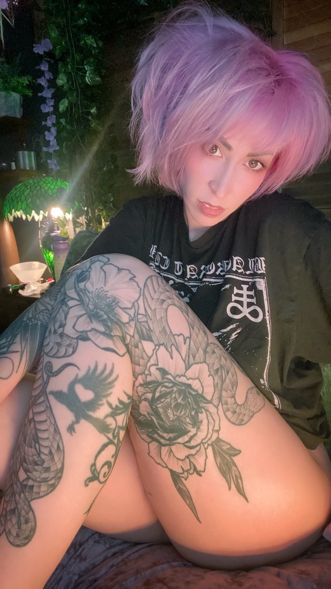VividVivka's tweet photo. RT if you appreciate *thighs*. https://t.co/wwHvtcfYX9
