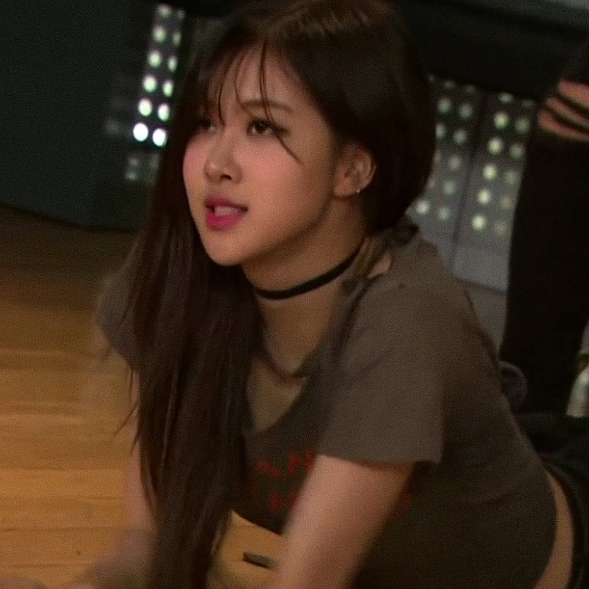 hourly rosé tweet media