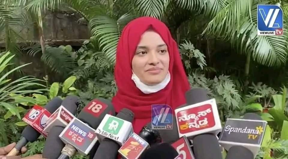 कर्नाटक में हिज़ाब बैन को ले कर चर्चा में रही "इलहाम" ने कर्नाटक प्री-यूनिवर्सिटी में सेकंड पोजीशन प्राप्त की.