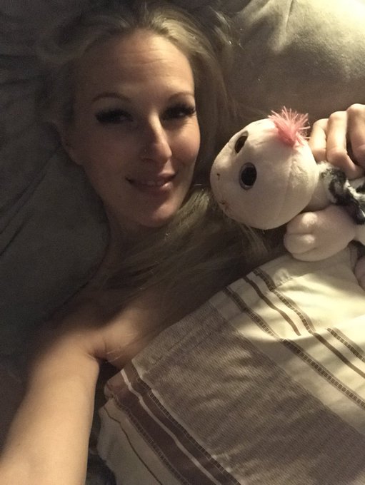 K&ouml;nnt ihr auch nicht schlafen? dann ist das hier ein kleiner Gru&szlig; an die Nachtschw&auml;rmer da drau&szlig;en 💋  #sleepless<a href="/tag/selfie"class="tags"><span>#selfie</span></a><a href="/tag/sleepless"class="tags"><span>#sleepless</span></a><a href="/tag/schlaflos"class="tags"><span>#schlaflos</span></a><a href="/tag/hitzewelle"class="tags"><span>#hitzewelle</span></a><a href="/tag/camangel"class="tags"><span>#camangel</span></a>