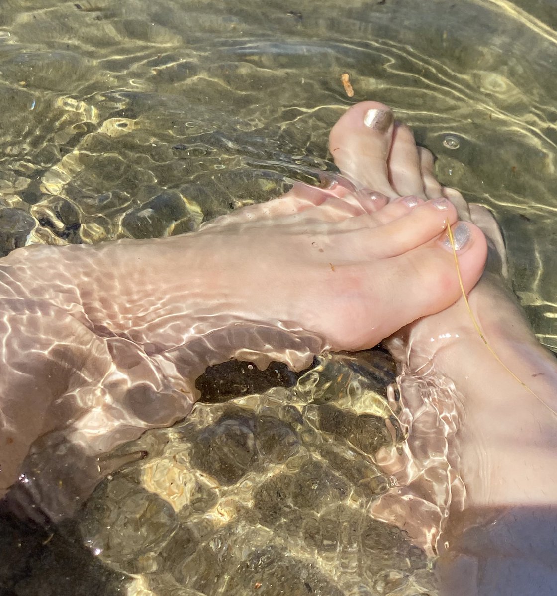 tinytoesxo's tweet photo. I want you to worship them👣🧎🏼#feet_worship #feetfethish #feetfinder #feetpicsforsales #toes #toesouttuesday #toesinwater #wettoes #feetِ  #footmassage https://t.co/srdHqOzODE