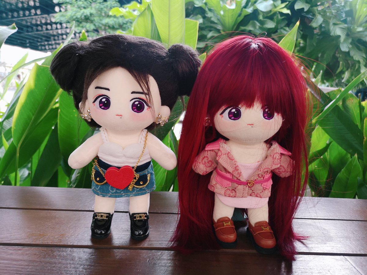 Ammloveoppa's tweet photo. น้องแจน (คนซ้าย) ที่มาสบอกว่าสูง20cm.กับน้องจูน25cm. แตกต่างตรงไหนก่อน😂😂😂😆😆😆😋#HirschReview
#ตุ๊กตาป๋อจ้าน
#ลูกรักของอุนม๊า https://t.co/CS8Zziy1sh