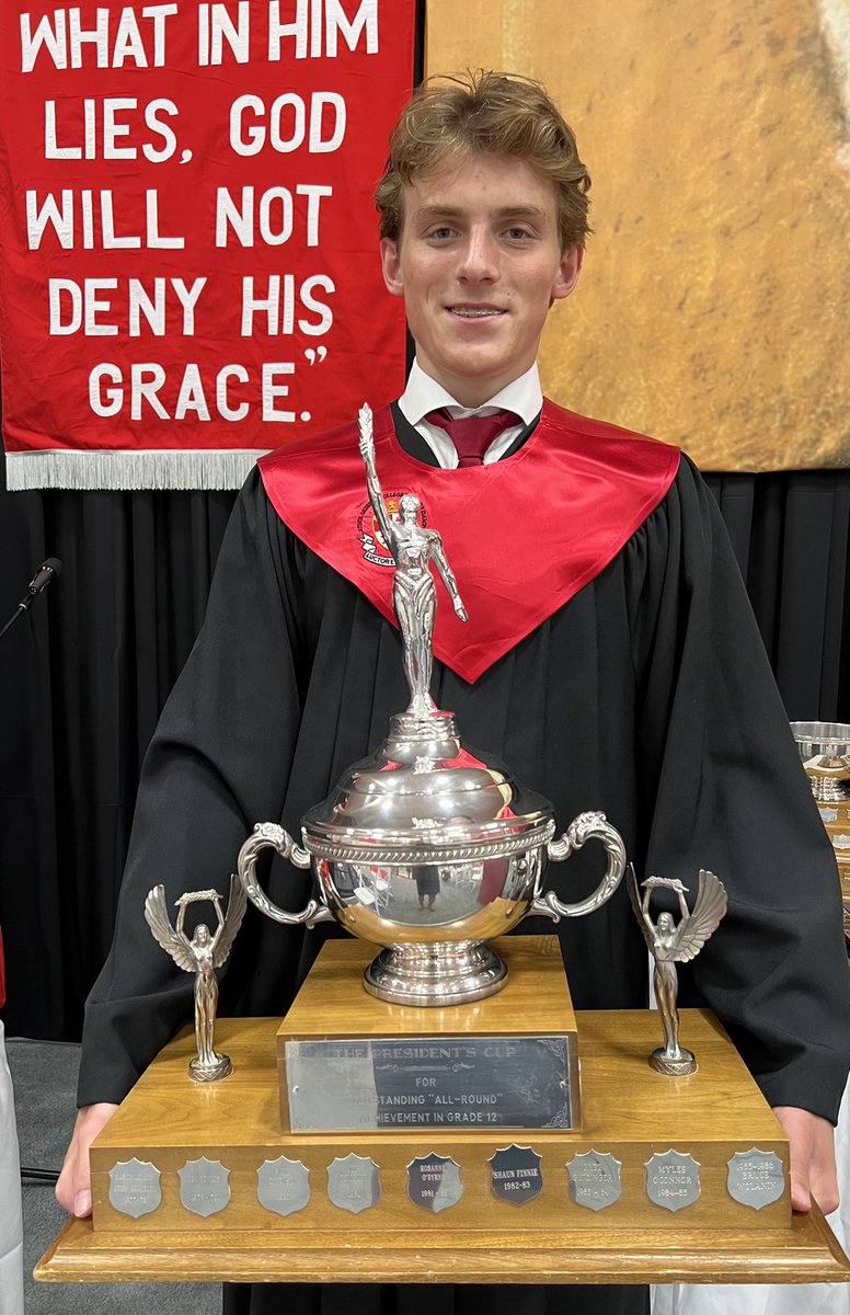 DeanAlt's tweet image. Congrats to Andrew on winning the prestigious Presidents Cup AND Male Athlete of the Year at Notre Dame grad this past wknd !!#luctoretemergo #hhh #theyareallgrownup