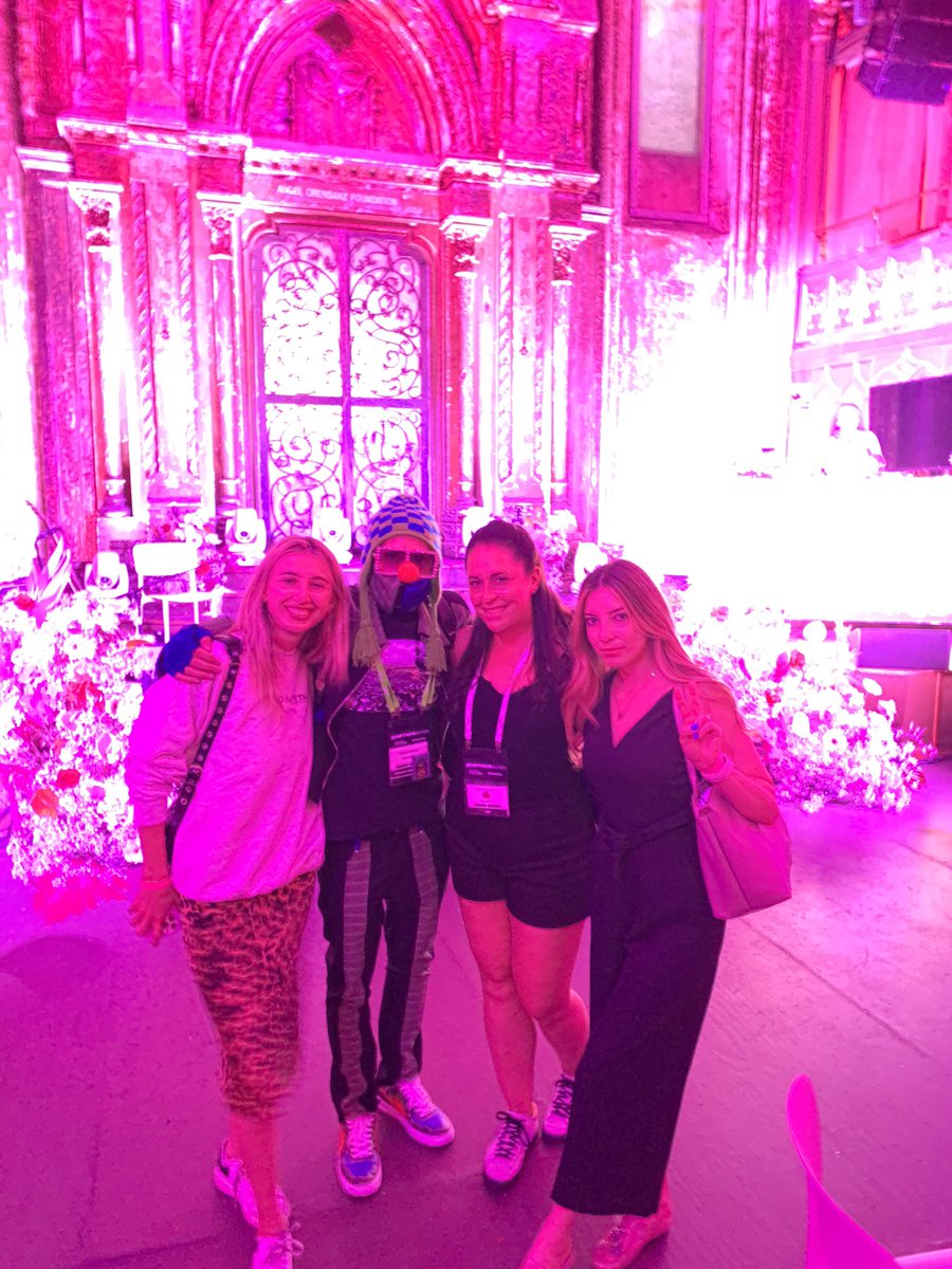 Kick’n it <a href="/bossladiesnft/">THE BOSS LADIES NFT</a> w/ <a href="/leslieGMI/">Leslie, love.</a> <a href="/aleyna_eth/">aleyna.eth</a> @0xShetoshi #NovoNYC @vaynernft family!