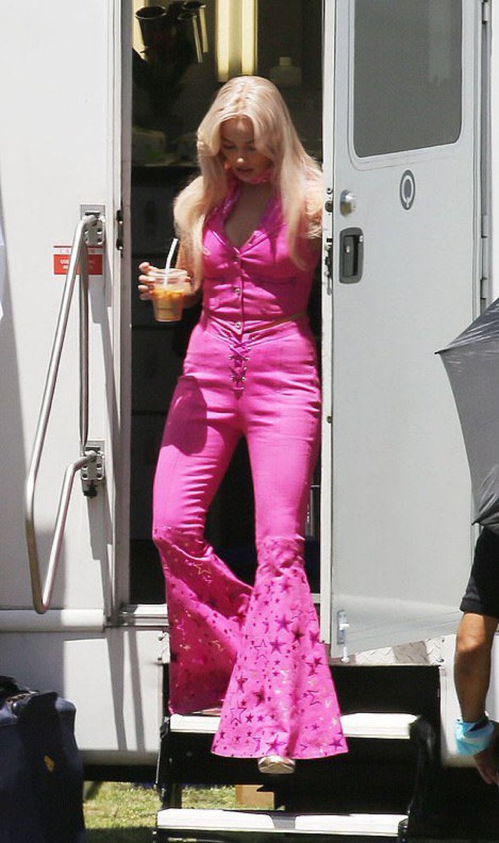 lara (@ghostinkissys) on Twitter photo margot robbie looks like shes about go see harry styles on tour margot robbie looks like shes about go see harry styles on tour