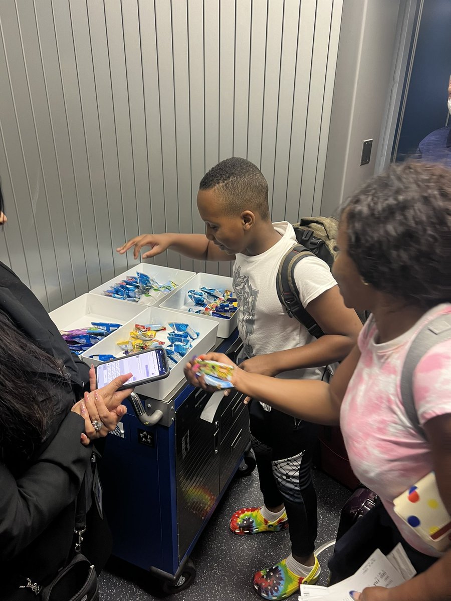 UALCONQR's tweet photo. United is a step above the rest! ORDCS thanked our Frankfurt customers with a little treat while they boarded. #beingunited @amgabb @rickvual @OmarIdris707 @pastamama13 @MikeHannaUAL https://t.co/K4shrT9cpP
