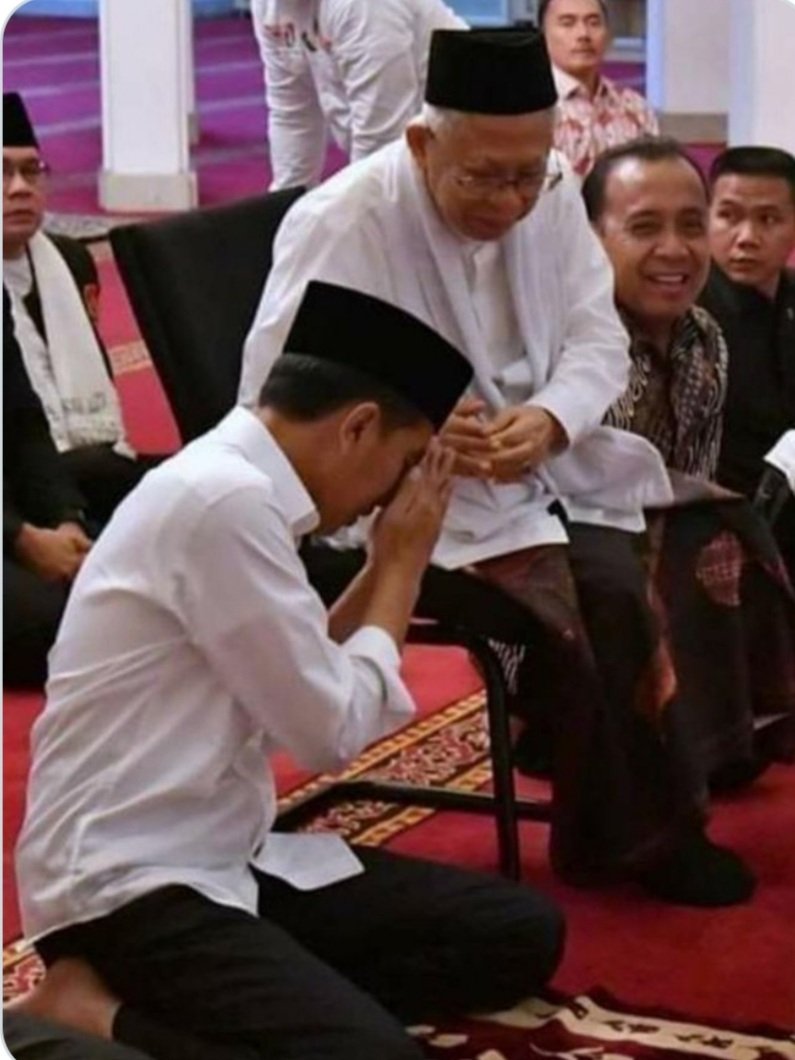Simbah2_Ganteng's tweet photo. @EricRicaldo @Miduk17 @PDI_Perjuangan @jokowi Benar, padahal bukan sekali ini Jokowi memberi contoh ttg unggah ungguh (adab) org jawa thd org yg lebih tua. Spt foto ini misalnya https://t.co/OV922iVx25
