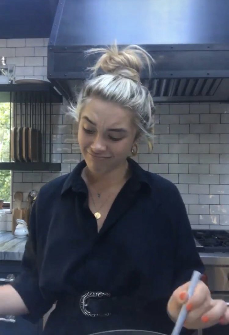 lovesvests's tweet photo. she’s cooking dinner for the reader https://t.co/fEtHklRpoQ