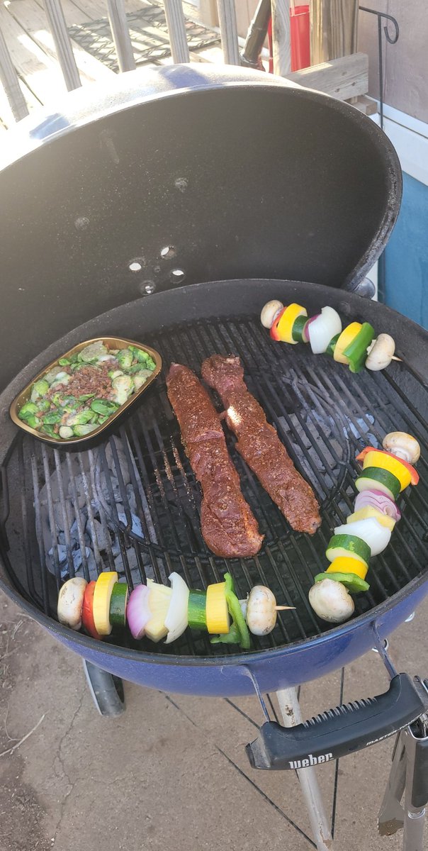 SnorlaxFan81's tweet photo. Homemade Mojitos and wild boar tenderloin with kabobs and brussel sprouts. 🤤🤤♨️♨️
#grillin #TexasPanhandle #webergrills #charcoal @GordonRamsay https://t.co/kiuqrLNpta