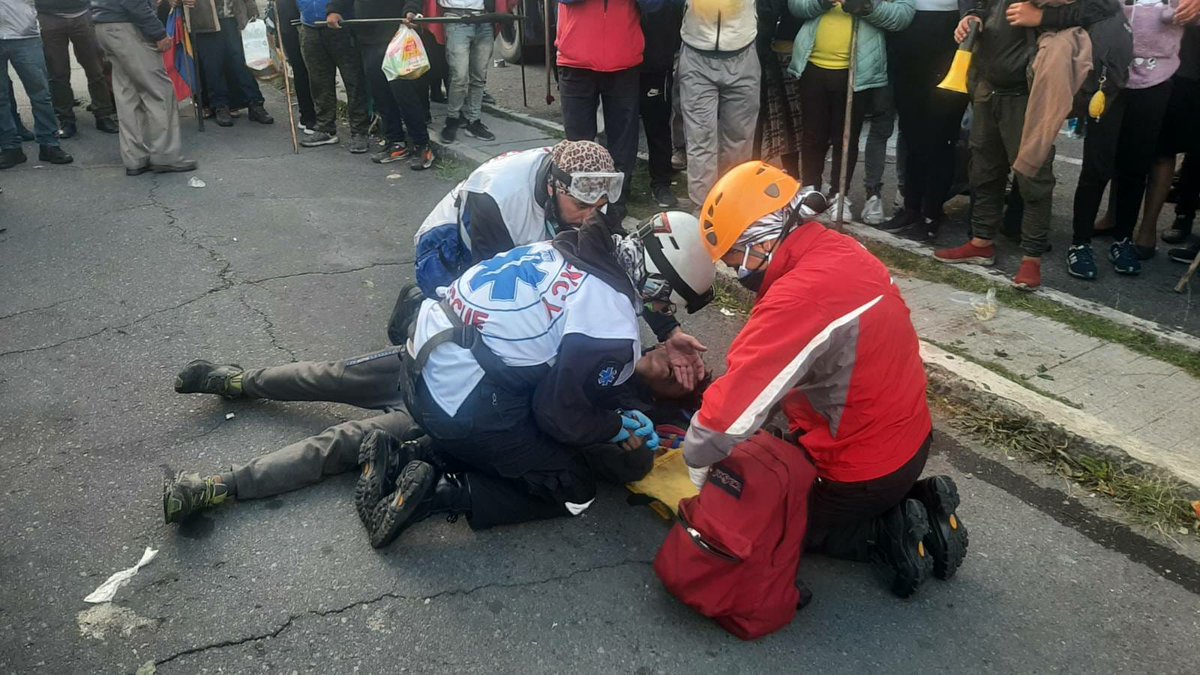 veronkeops's tweet photo. @ecuainm_oficial @faustosalinas 🆘#CIDHesUrgenteEC
La @PoliciaEcuador empezó la represión con gas lacrimógeno en zonas humanitarias y de paz, donde también se albergan niños y niñas.
@CIDH @ONU_es #ParoNacionalEc2022
@CIDH @esmeraldatroiti  Urge su actuación.
�� @cedhu https://t.co/IOrsZm48BJ