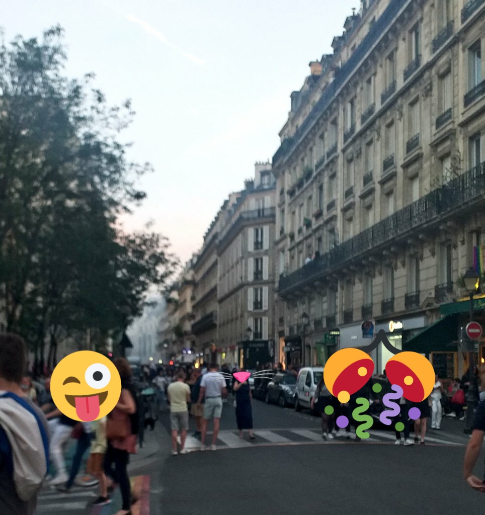 #FetedelaMusique à Paris, beaucoup de monde, et c'est tant mieux, comme devant le Cox où on était serrés comme des sardines.👇Mais quel dommage que les sonos hurlant de la techno aient prises autant de place. L'esprit initial est quand même bien dévoyé. Bravo aux vrais musiciens.