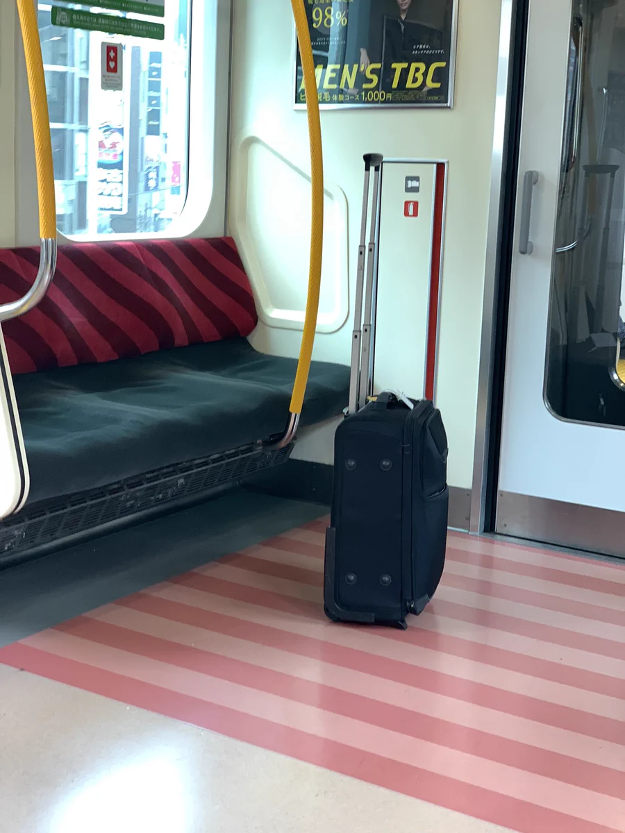 「私忙しいんで」車内に置き忘れられた『キャリーバッグ』を届けた際の駅員の反応が衝撃的すぎる・・