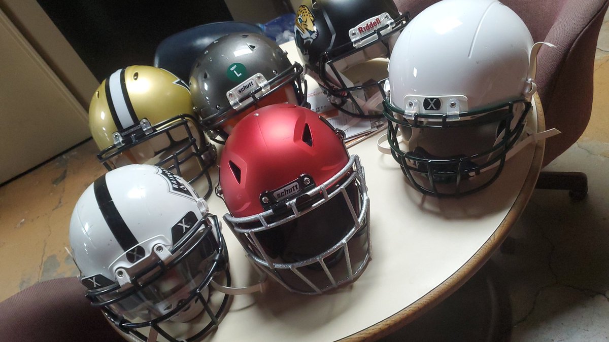 CoachJaceMunds's tweet image. 1 on 1 will be alot safer. Collection grows. #saftey #passrush #passprotection #concussionprevention #nomoreeyepoke #headsaftey #concussion #lineman #injuryprevention
