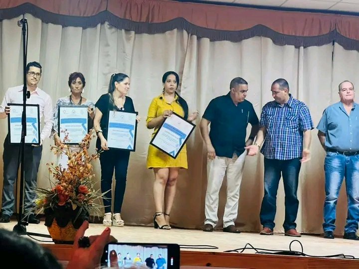 FctGallardo's tweet photo. @Marla_Iris_ y @JavierRF92 dos jóvenes profesores de la @UNICACu que derrochan talento, hoy nuestra Institución siente inmenso orgullo de tenerlos en nuestro claustro. Muchas felicidades por sus éxitos. #SinPerderUnDia #UniversidadCubana @CubaMES @CAvilaRadio10 @William64238221 https://t.co/UBe8znE6N6