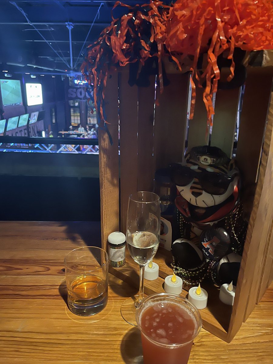 Things aren't looking the best 

Tigers are down 0-9 

but Arkansas still has to get 12 more outs and Auburn will fight. 

We've deployed jAUbu at <a href="/SoutheasternBar/">Southeastern Bar</a> to try and the turn things around. 

War Damn 

#AUDeck