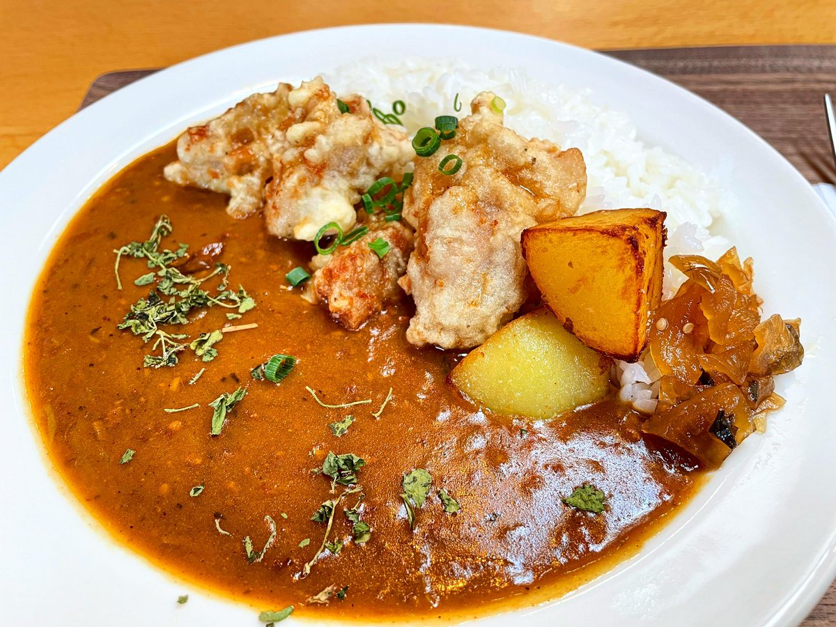 play_laketoya's tweet photo. 先日のランチ🍚
とうや水の駅の中にある「TSUDOU」さんに行ってきました！
注文したのはからあげカレー🍛
からあげがジューシーでカレーも程よくスパイシーでおいしかったです🤤

#play_laketoya  
#洞爺湖 
#北海道 
#グルメ
#洞爺湖グルメ
#北海道グルメ
#洞爺湖ランチ
#TSUDOU https://t.co/676sCkokMh