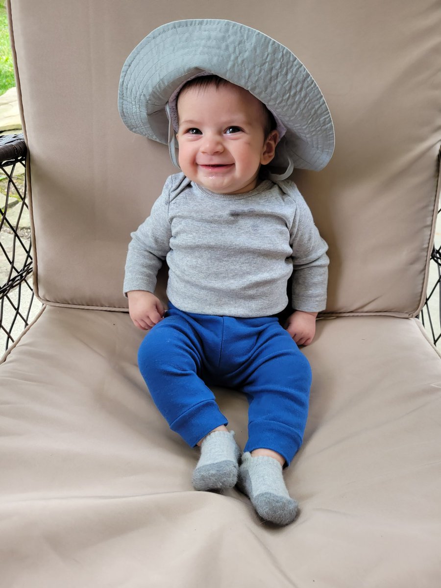 nxdxv's tweet photo. big hat guy https://t.co/bu8IeUCSIx
