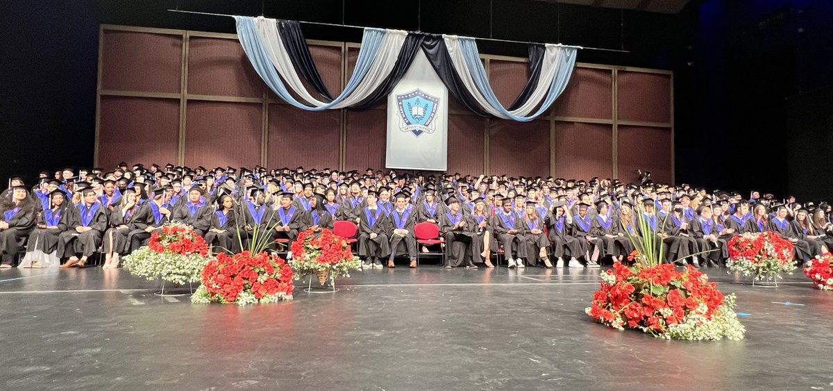 nottenloretta's tweet photo. Eagles are generous! Athletic! Kind! Faithful! Resilient! @St_Marys_Kitch valedictorians reflect on their graduating class. We can overcome! Simpler times lead to so much growth despite adversity. #ThankYou #LookAtUsNow #SentToBuild @WCDSBNewswire https://t.co/fG8wa2h2mA