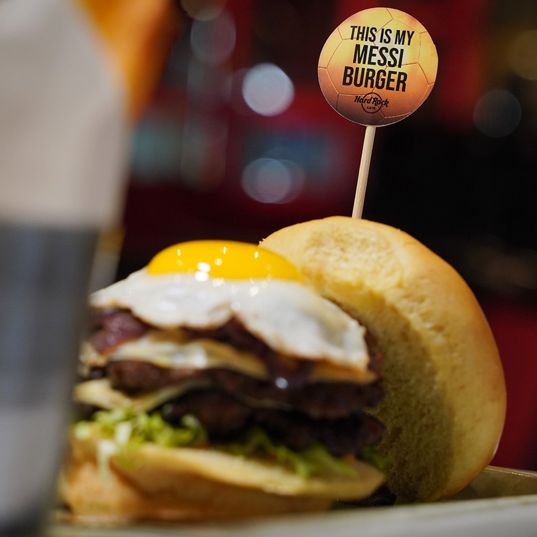 En la semana del cumpleaños de Messi, voy a estar sorteando junto con Hard Rock Puerto Madero 2 MESSI BURGER! Dando RT y siguiendo a @hardrockcafeBA ya estas participando! Sorteamos este viernes 24. Suerteeee!🍔🤩