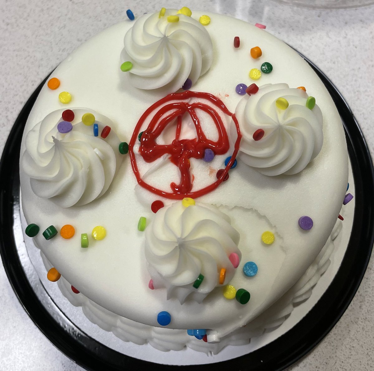 eightballbanner's tweet photo. FIVE HOURS LEFT. look at this wittle cake my sibling picked up and I slapped an umbrella on :,) it’s a title card now #TheUmbrellaAcademy #teamumbrella #teamsparrows #tuas3 https://t.co/U2IL3mSocb