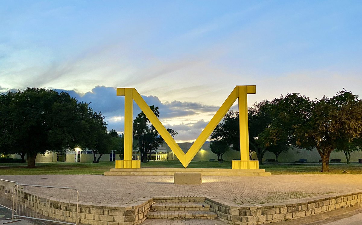 McHiMariachiOro's tweet photo. Spectacular View! πΆππ»πΆ #SummerPractice #MariachiEducation #MusicEducation #GoldenHour #MariachiOro #McHiPride @McHiPride @McallenHigh @Mchi_Yearbook @mcallenfinearts @CityofMcAllen @McAllenISD @VFleischfresser @TMEA @TxArtsEd @txmusicoffice @TexasMonthly https://t.co/4hQz9lACOK