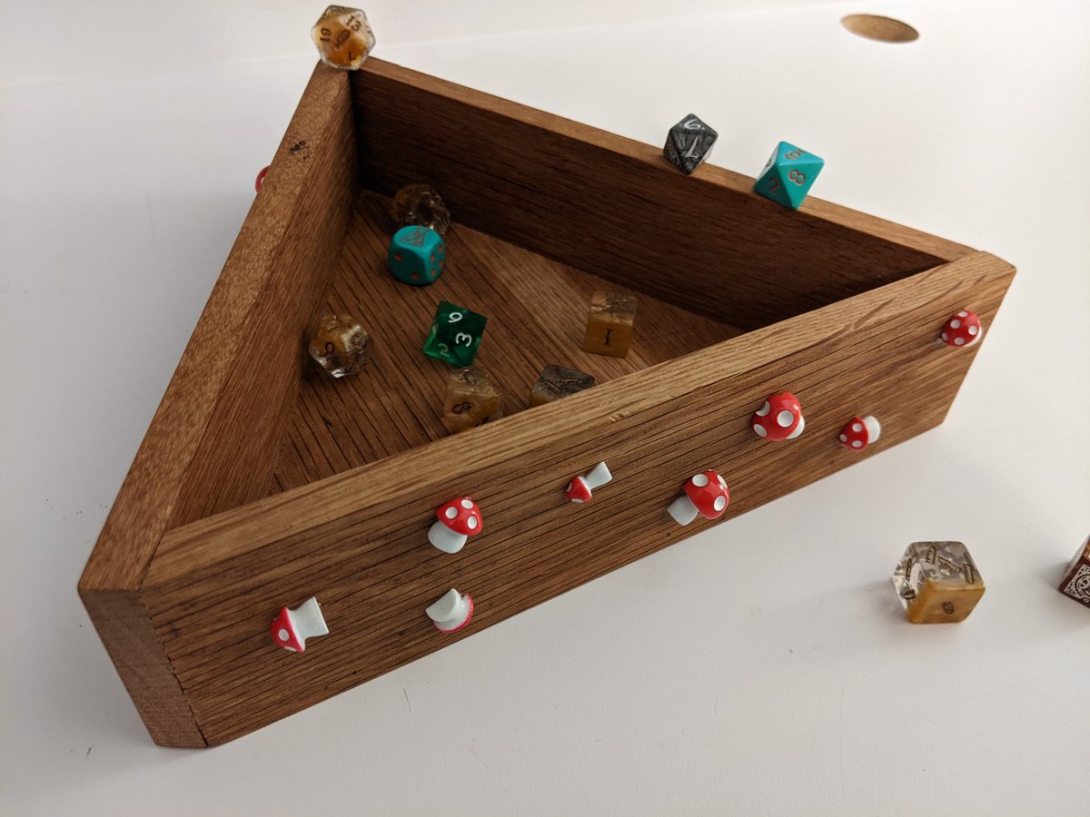 CraftsmanNpc's tweet photo. 🎲It's time for a giveaway!🐉 
Me, @NerdATreasures and @mythscapades got together and created three dnd products for you to enter to win! More info on each piece in the thread below ⬇️ To enter ❤️ and RT this tweet, follow all three accounts and leave a comment on THIS tweet! https://t.co/eM7gRVU5tR