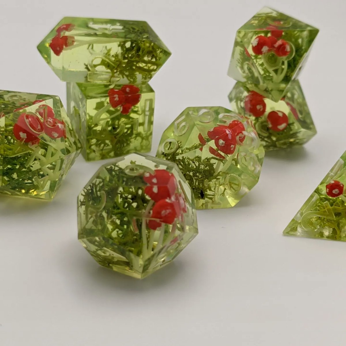 CraftsmanNpc's tweet photo. 🎲It's time for a giveaway!🐉 
Me, @NerdATreasures and @mythscapades got together and created three dnd products for you to enter to win! More info on each piece in the thread below ⬇️ To enter ❤️ and RT this tweet, follow all three accounts and leave a comment on THIS tweet! https://t.co/eM7gRVU5tR
