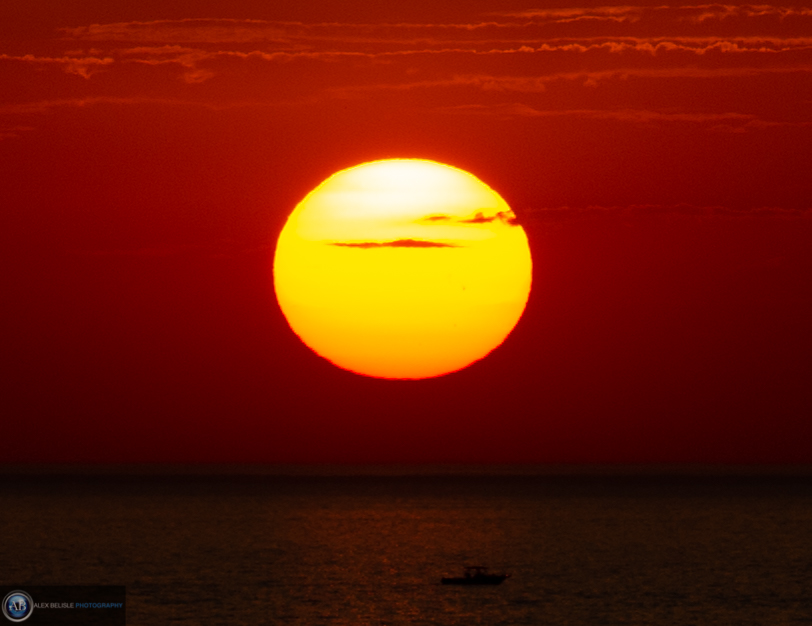 FacesLakewoodOH's tweet photo. How big is your summer solstice sun ? @LakewoodOhio #solsticesteps #summersolstice #LakeErie #settingsun https://t.co/HQkiG68qTF