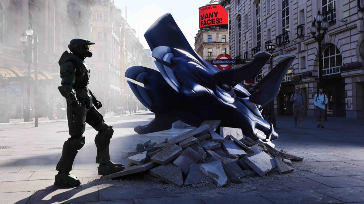 UniversoXboxOf's tweet photo. ⚠️ Un Banshee se estrella en la capital de Inglaterra ⚠️

Aunque muchos quisieran que el titular fuera real, no lo es 😔 Sólo se trata de una espectacular escultura que #ParamountPlus colocó en Piccadilly Circus, en Londres, para promocionar la serie de #Halo en su plataforma. https://t.co/LGFemNgVgr