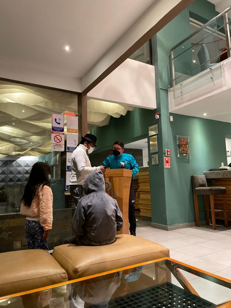 andyav92's tweet photo. 'Manifestantes' duermen en el suelo de las universidades, muchos de ellos hasta sin comer/ Leonidas Iza con todas las comodidades en el Swiss Hotel.

Así nomás luchan por los pobres.
MISERABLES disfrazados de 'Salvadores del pueblo'
#ParoNacionalEc2022 #IzaTerrorista https://t.co/uvSyWniPzl