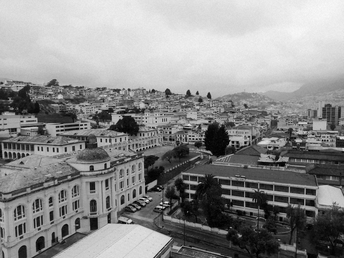 Danielhgrd's tweet photo. Vista desde el piso 10 del #hospitaleugenioespejo hacia la "Botica de Quito" la loma #itchimbia - 2022 
#photography #centrohistorico
#photo
#quito
#ecuador https://t.co/Q6l7OPpQiV