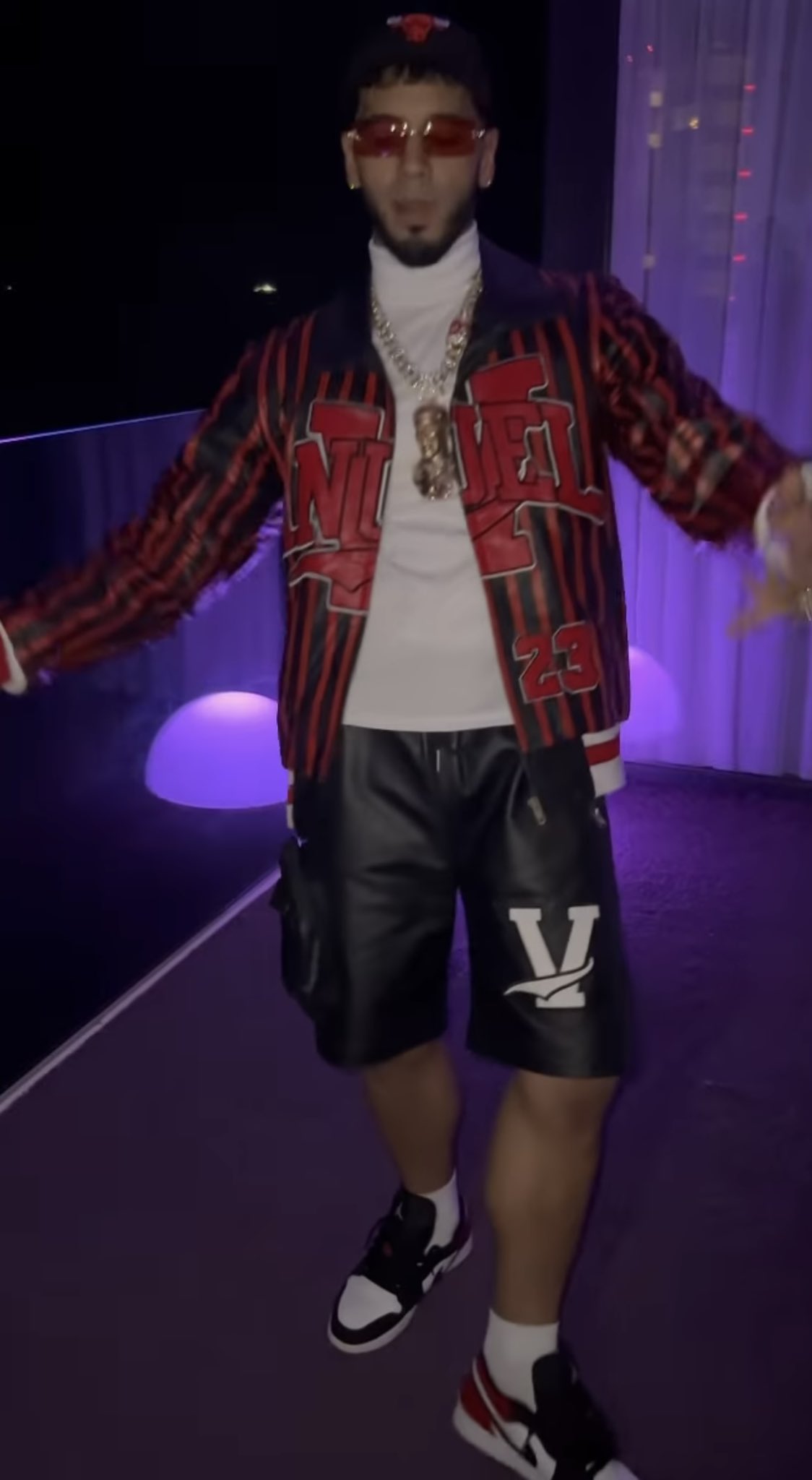 VICIEUX on X: STILL ON TOUR @Anuel_2bleA in custom @vicieuxno AGAIN Jacket  and shorts! ⭐️ This look was inspired by the goat Michael Jordan ! ⭐️ Stay  tuned for more NBA teams +
