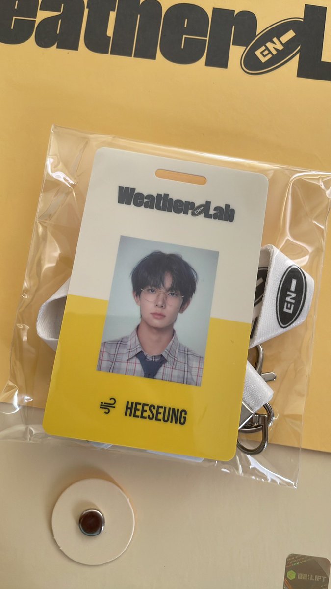 enshcart's tweet photo. wts lfb ph

heeseung sg 2022 id - ₱900 (₱850 if PAYO)

- mint condition!
- comes with its lanyard
- on hand and ready to ship! 

🏷 enhypen heeseung seasons greetings sg22 id nrpc https://t.co/nuR2uNBgxe