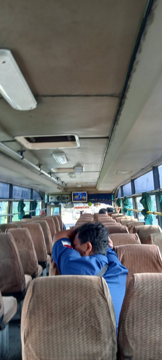 Rindu berada dalam perjalanan yg mengharuskan diri untuk bertanya klo mau k'sana naik bis apa, turun d'mna, ongkosnya berapa..
2 minggu yg lalu akhirnya bisa merasakan kembali sensasi itu lgi  tpi sayang bis tua ini tak lagi banyak penumpang seperti dlu..