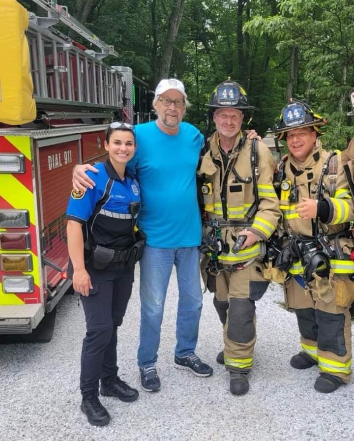 PeterMeineck's tweet photo. Alarm call at Chevy Chase's house today. https://t.co/uu0my8MHtS