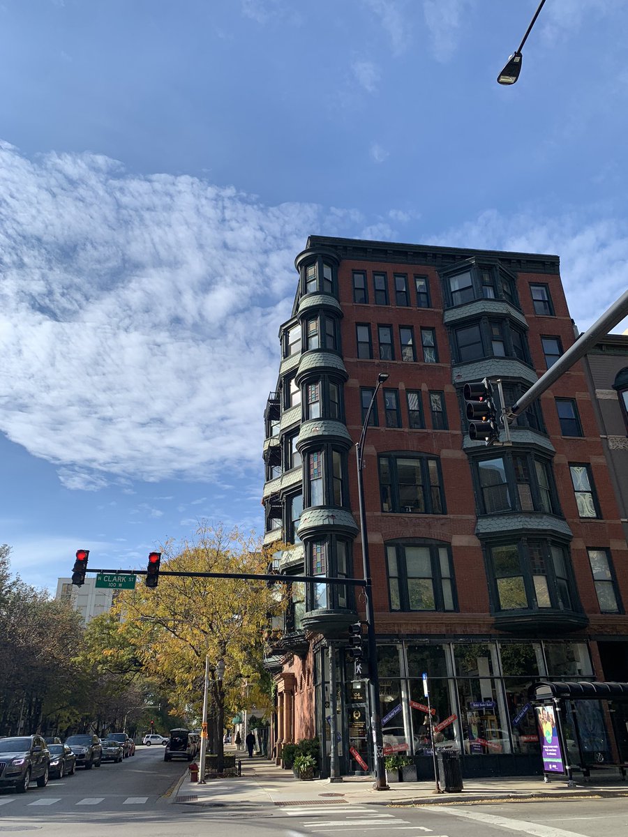 TurretTuesday's tweet photo. Clark &amp; Oak, Oak &amp; Clark #TurretTuesday 

📍 Clark / Oak
      Chicago, IL https://t.co/z58JnL6Ypg
