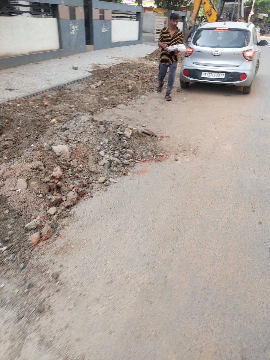 Shivpatel1008's tweet photo. @AmdavadAMC @aajtak @rashtrapatibhvn @CMOGuj @pradipsinhbjp @VP @INCIndia after so many requests made road and with in the month destroyed. If public ask questions then they told that you are "desh drohi" https://t.co/IVUhGAcEAK